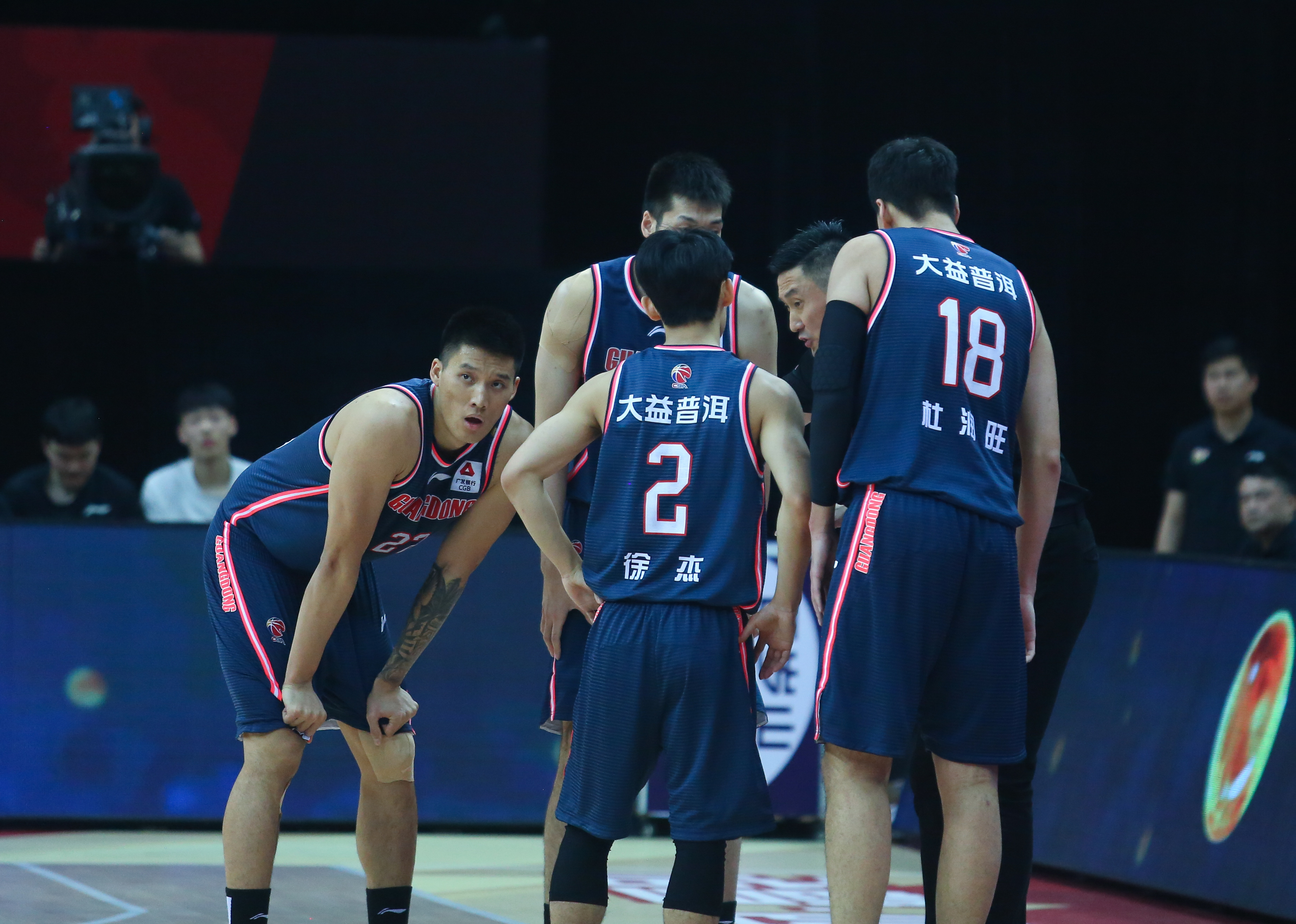 开云中国-福建男篮在赛场上呈现出强劲势头的形象